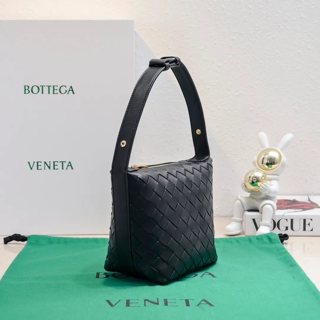 Batch 1280 It is predicted that BV Bottega's lunch bag will be popular again this year🔥. It is very soft and lightweight. It also uses the intrecciato weaving process that the two founders spent several months developing from the beginning of the brand. It is completely hand-woven by Italian craftsmen and perfectly reflects the craftsmanship of Bottega. The entire bag shape is also a very practical and popular lunch box bag shape. The slightly curved arc of the bag mouth can also better fit our wrists. Style number: 7748-1 Size: 17*13.5*5cm